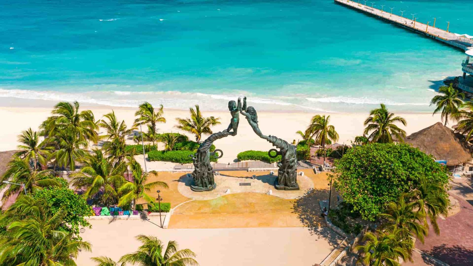 Vista aérea de la playa y escultura en Playa del Carmen, Quintana Roo